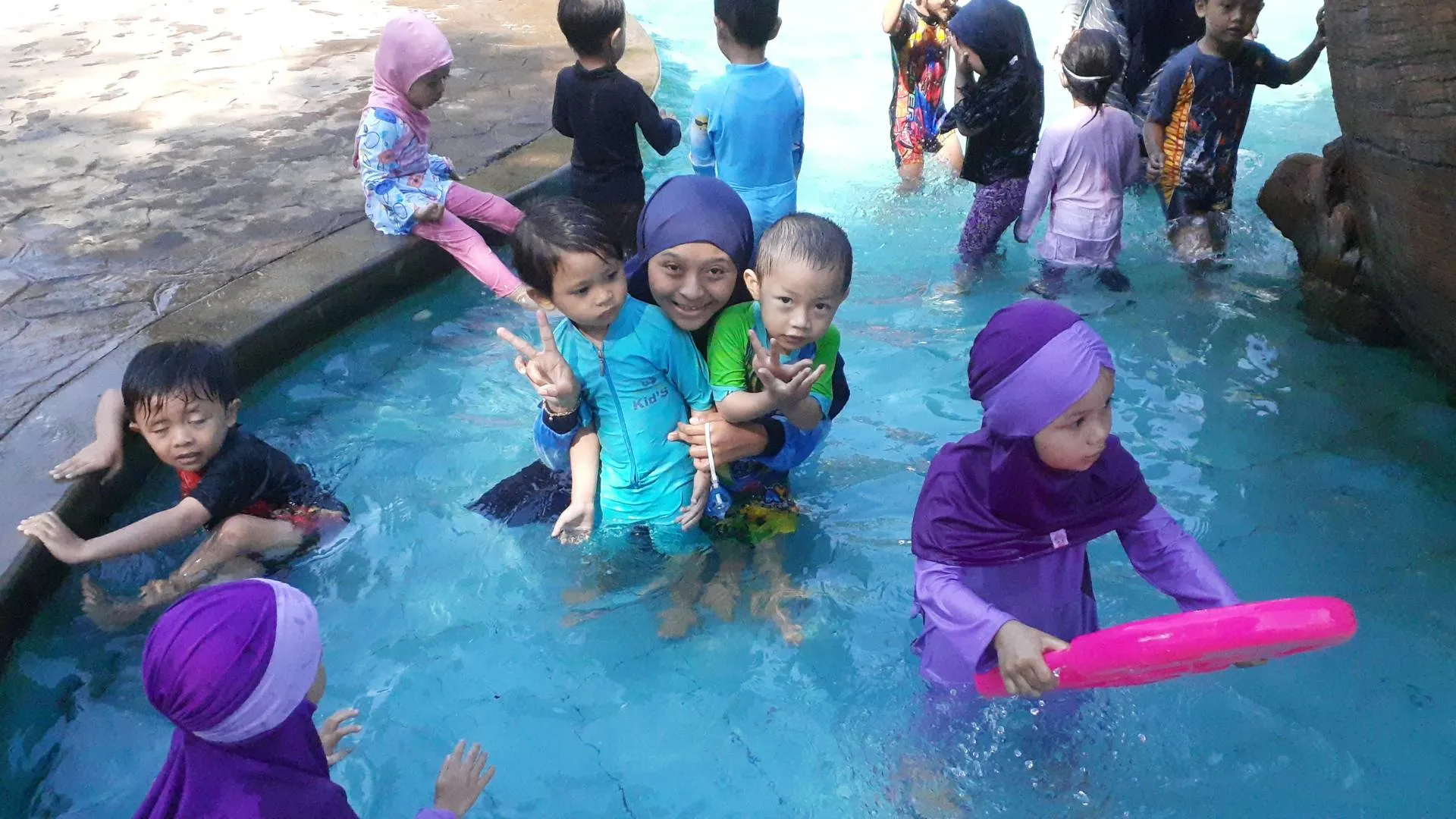 Stimulasi Motorik Dan Sosial: Kegiatan Berenang Seru Untuk Anak Paudit Insan Permata Malang